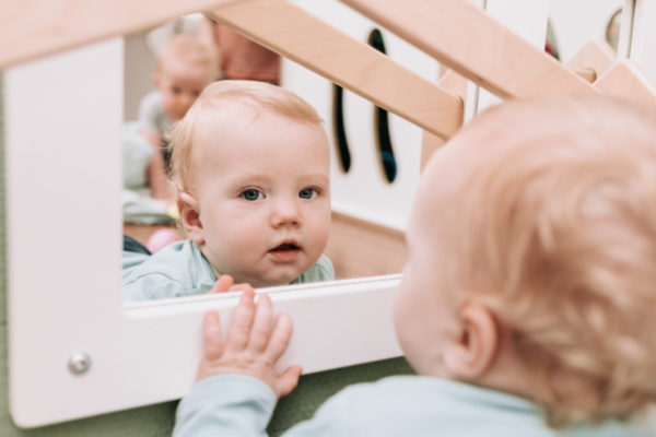 baby kijkt in spiegel