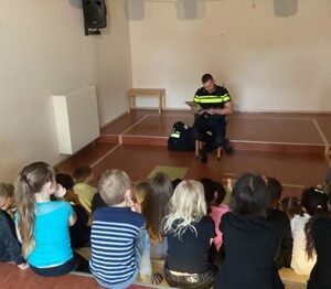Topkids politie leest voor kinderboekenweek